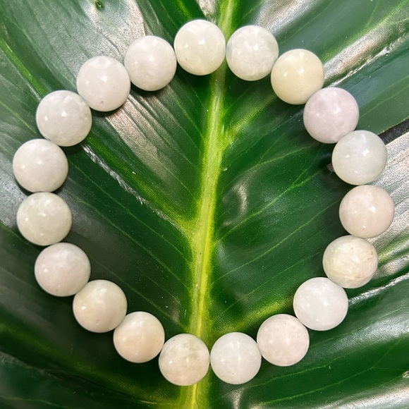 ourfamilycloset Jewelry - pale green jade chunky 10mm bracelet